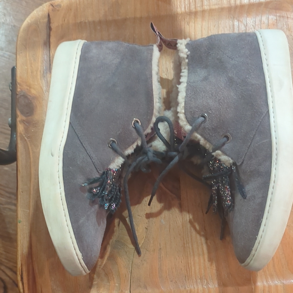 Gray Cozy Mid-Top Sneakers with Fuzzy Lining - Picture 4 of 6